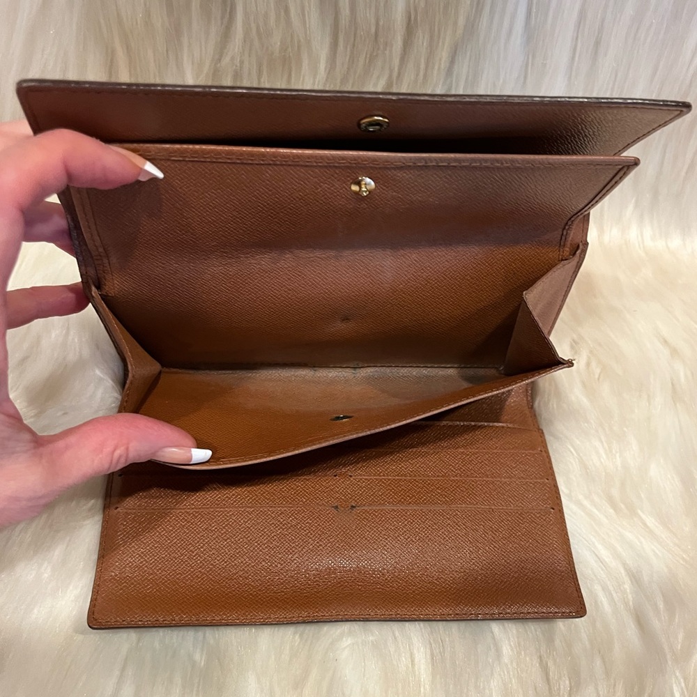 Louis Vuitton Monogram International Wallet - Picture 8 of 15